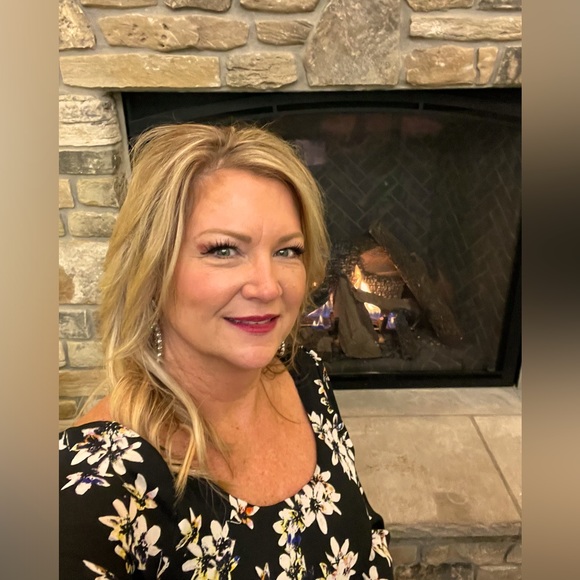 Hi! I’m a Posh Ambassador who is a wife, mom and Grammie! - Picture 1 of 1